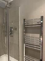 Charming 2-bed Apartment in Kingston Upon Thames