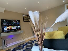 Charming 2-bed Apartment in Kingston Upon Thames