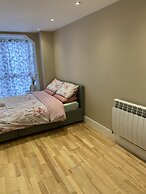 Charming 2-bed Apartment in Kingston Upon Thames