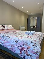 Charming 2-bed Apartment in Kingston Upon Thames