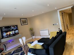 Charming 2-bed Apartment in Kingston Upon Thames