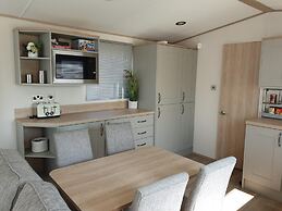 The Sea Breeze - Captivating Caravan in Camber