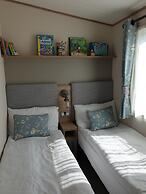 The Sea Breeze - Captivating Caravan in Camber