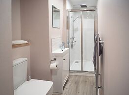 Stunning 2 bed Seaside Apartment With Sea Views