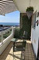 Stunning 2 bed Seaside Apartment With Sea Views