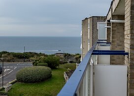 Stunning 2 bed Seaside Apartment With Sea Views