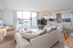 Stunning 2 bed Seaside Apartment With Sea Views
