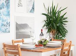 Stunning 2 bed Seaside Apartment With Sea Views