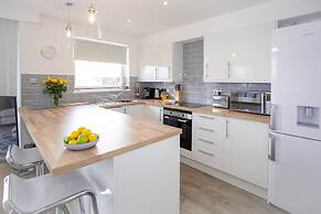 Stunning 2 bed Seaside Apartment With Sea Views