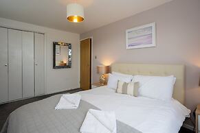 Stunning 2 bed Seaside Apartment With Sea Views