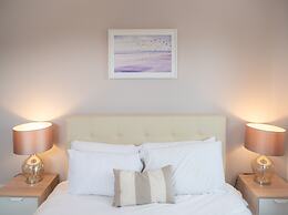 Stunning 2 bed Seaside Apartment With Sea Views