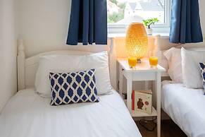 Stunning 2 bed Seaside Apartment With Sea Views