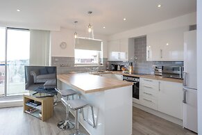 Stunning 2 bed Seaside Apartment With Sea Views