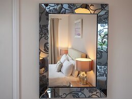 Stunning 2 bed Seaside Apartment With Sea Views