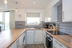Stunning 2 bed Seaside Apartment With Sea Views