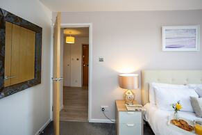 Stunning 2 bed Seaside Apartment With Sea Views