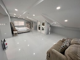 Glencoe Townhome With Loft Jacuzzi and Pool