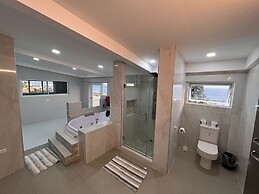 Glencoe Townhome With Loft Jacuzzi and Pool