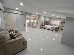 Glencoe Townhome With Loft Jacuzzi and Pool