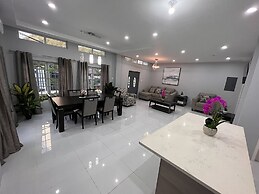 Glencoe Townhome With Loft Jacuzzi and Pool