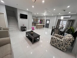 Glencoe Townhome With Loft Jacuzzi and Pool