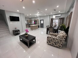 Glencoe Townhome With Loft Jacuzzi and Pool