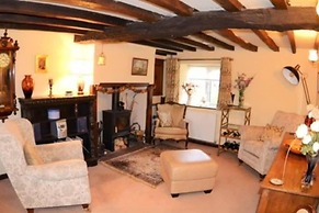 Cosy & Spacious Cottage in Scenic Village With Pub