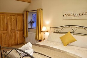 Cosy & Spacious Cottage in Scenic Village With Pub