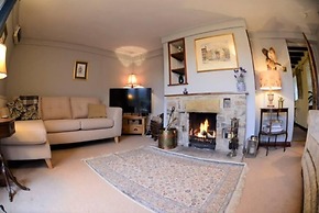 Cosy & Spacious Cottage in Scenic Village With Pub