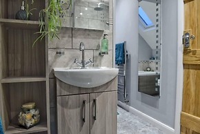 Cosy & Spacious Cottage in Scenic Village With Pub