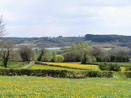 Cosy & Spacious Cottage in Scenic Village With Pub