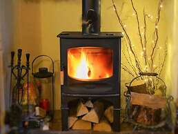 Cosy & Spacious Cottage in Scenic Village With Pub