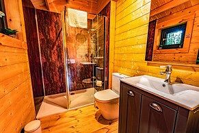 Owl Lodge With Hot Tub and Massage Treatments