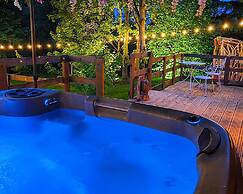 Owl Lodge With Hot Tub and Massage Treatments