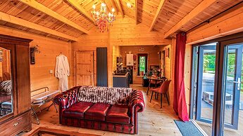 Owl Lodge With Hot Tub and Massage Treatments
