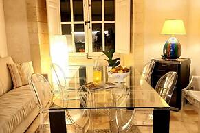 2-bed Island Retreat - Baroque Courtyard & Views