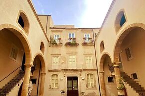 2-bed Island Retreat - Baroque Courtyard & Views