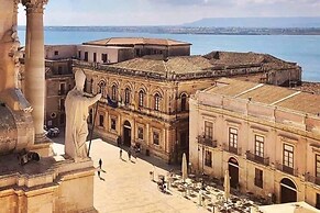 2-bed Island Retreat - Baroque Courtyard & Views