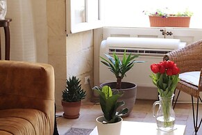 2-bed Island Retreat - Baroque Courtyard & Views