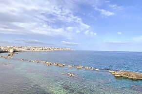 2-bed Island Retreat - Baroque Courtyard & Views