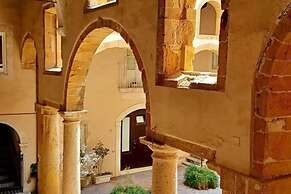 2-bed Island Retreat - Baroque Courtyard & Views