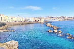 2-bed Island Retreat - Baroque Courtyard & Views