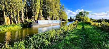 Narrowboat With Hot Tub, Spa, Cruising And More