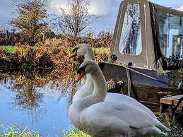 Narrowboat With Hot Tub, Spa, Cruising And More