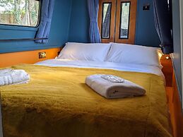 Narrowboat With Hot Tub, Spa, Cruising And More