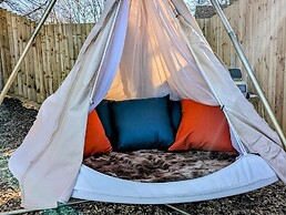 Narrowboat With Hot Tub, Spa, Cruising And More