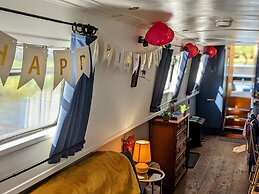 Narrowboat With Hot Tub, Spa, Cruising And More