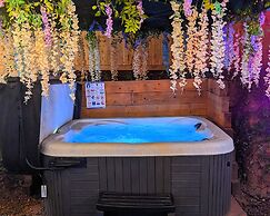 Narrowboat With Hot Tub, Spa, Cruising And More