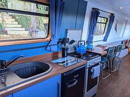 Narrowboat With Hot Tub, Spa, Cruising And More