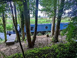Narrowboat With Hot Tub, Spa, Cruising And More